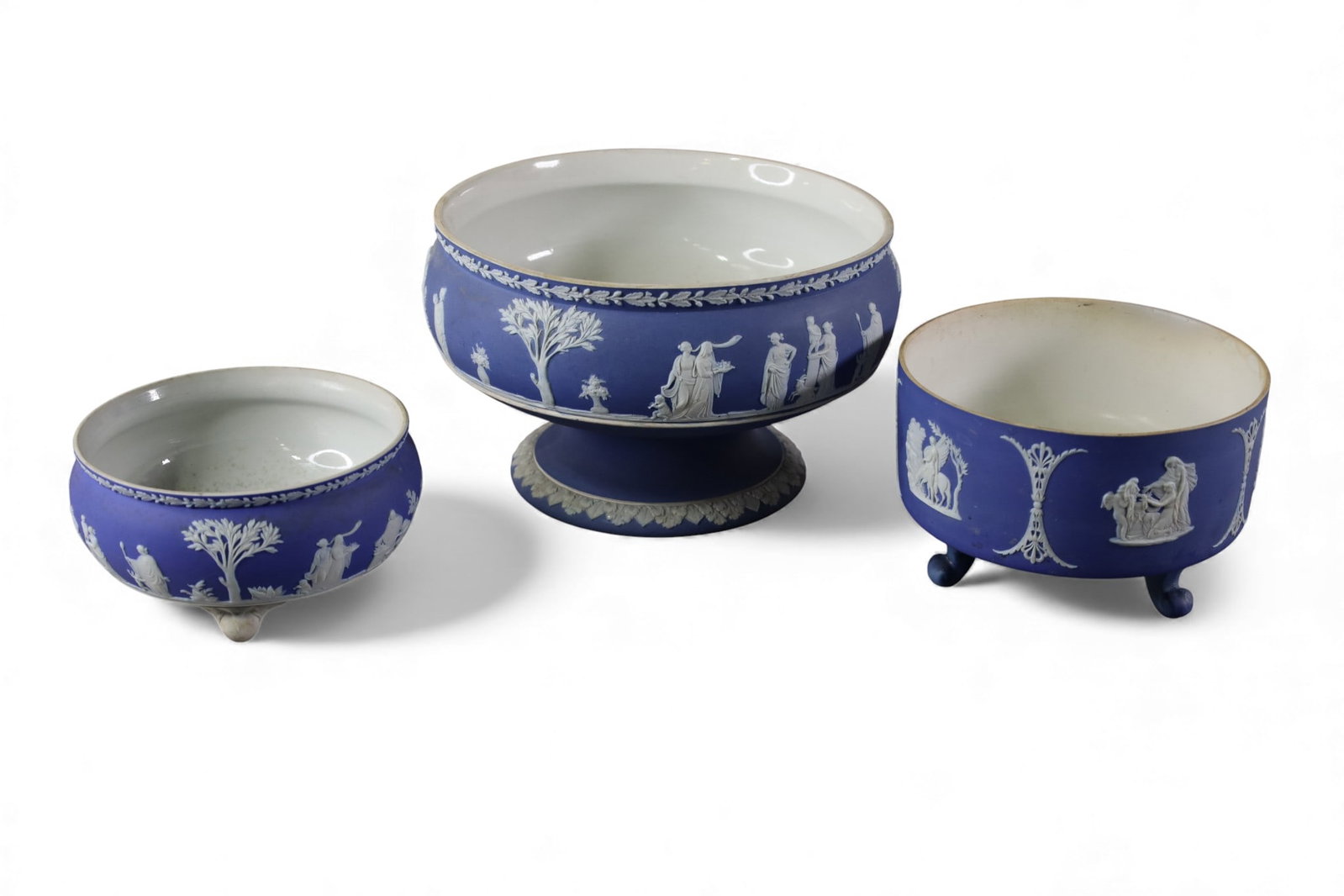 3 WEDGWOOD BOWLS: 3 WEDGWOOD FOOTED BOWLS, 5 1/2" - 8 1/2" DIAM