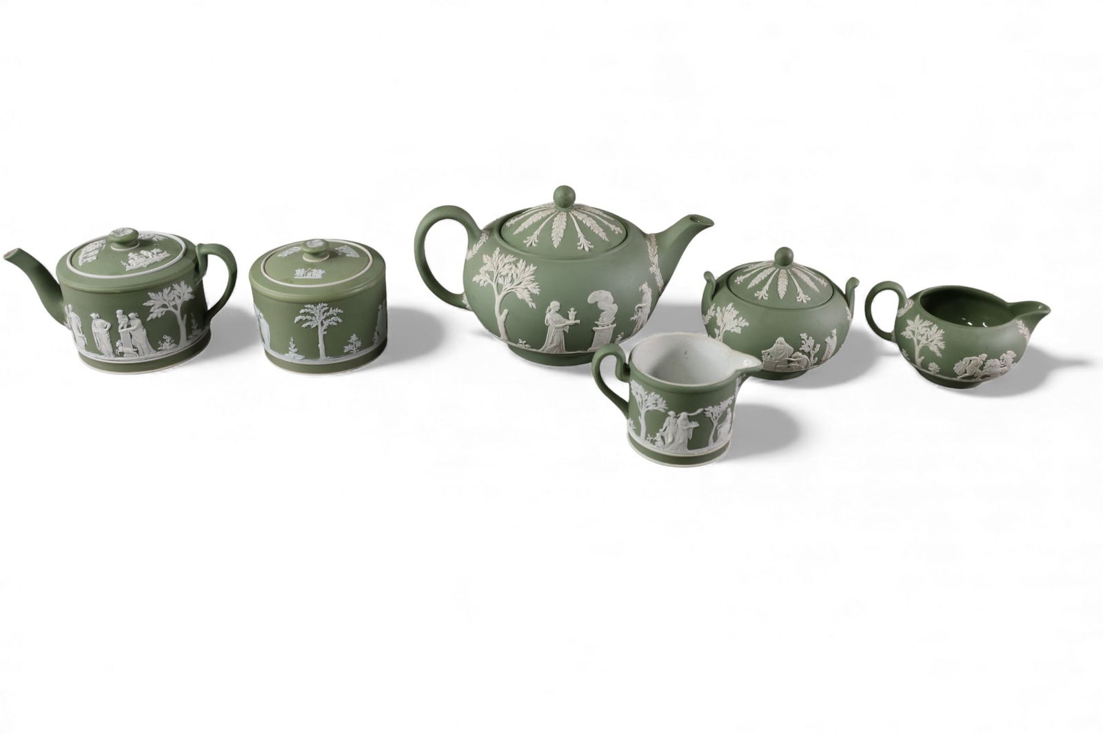 6 PCS GREEN WEDGWOOD: 6 PIECES OF CELEDON GREEN WEDGWOOD. TEA POT, CREAMERS AND SUGARS.