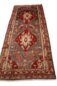 APPROX 4' 6" x 9' 9" HANDMADE WOOL RUG