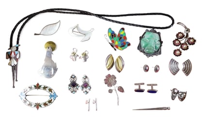 SMALL COLLECTION OF SILVER JEWELRY