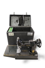 SINGER FEATHERWEIGHT SEWING MACHINE