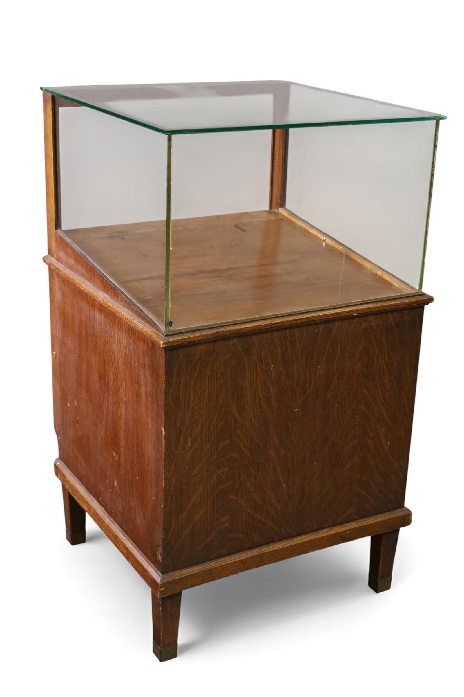 PARKER LUCKY CURVE PEN DISPLAY: LARGE GLASS TOP, PARKER LUCKY CURVE SAIFTY SEAL FOUNTAIN PEN DISPLAY, CHIPS TO CORNERS OF GLASS. WEAR TO FINISH OF BASE. 24" W x 24" D x 42" H. THIS ITEM EXCEEDS SIZE LIMITATIONS FOR IN HOUSE SHIPPING