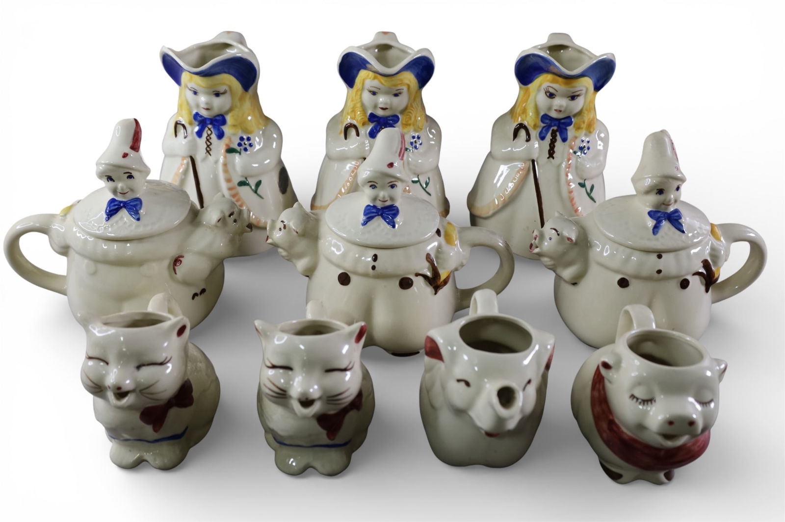 GROUPING OF SHAWNEE PITCHERS & TEA POTS (1 of 6)