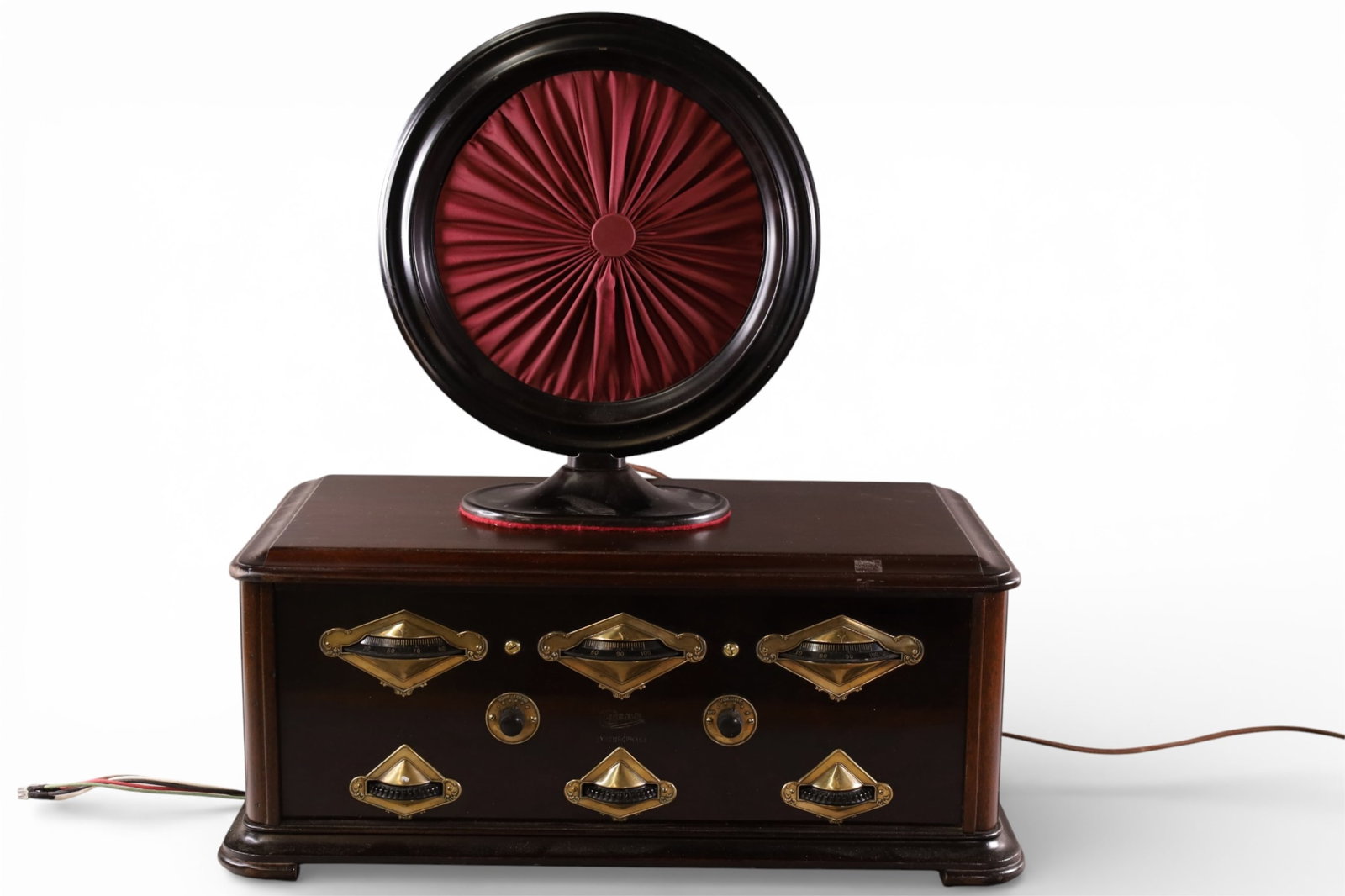 1925 GERBE TUBE RADIO & SPEAKER: VINTAGE GERBE TUBE RADIO. WITH SPEAKER, UNTESTED. UNKNOWN WORKING ORDER. 23" W 9 1/2" H.