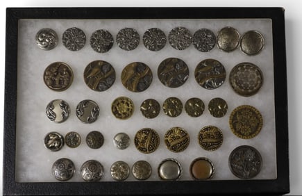 GROUPING OF VINTAGE METAL BUTTONS