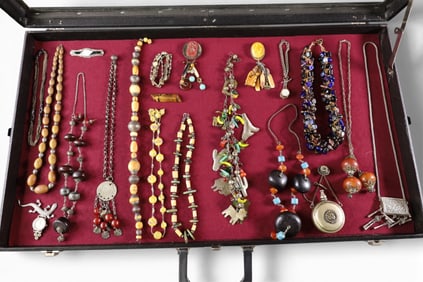GROUPING OF COSTUME JEWELRY