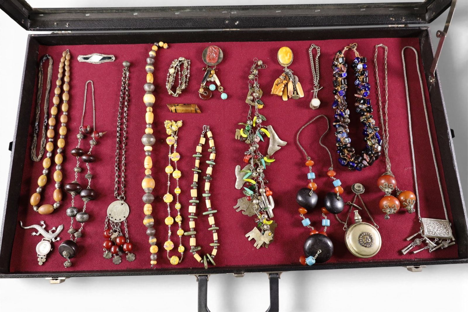 GROUPING OF COSTUME JEWELRY: INCLUDING NECKLACES, PINS AND BRACELETS. SHOWCASE NOT INCLUDED.