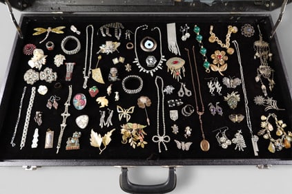GROUPING OF COSTUME JEWELRY
