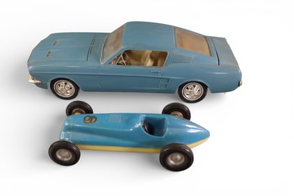 2 TOY CARS