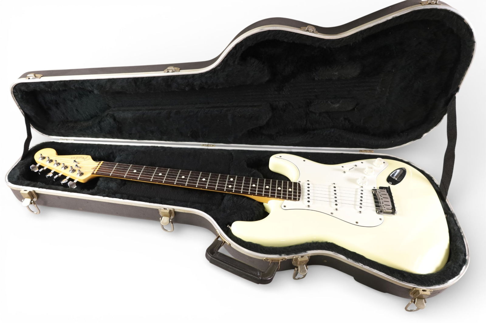 FENDER STRATOCASTER GUITAR: FNEDER STRATOCASTER GUITAR, SERIAL, N8339771. WITH CASE.