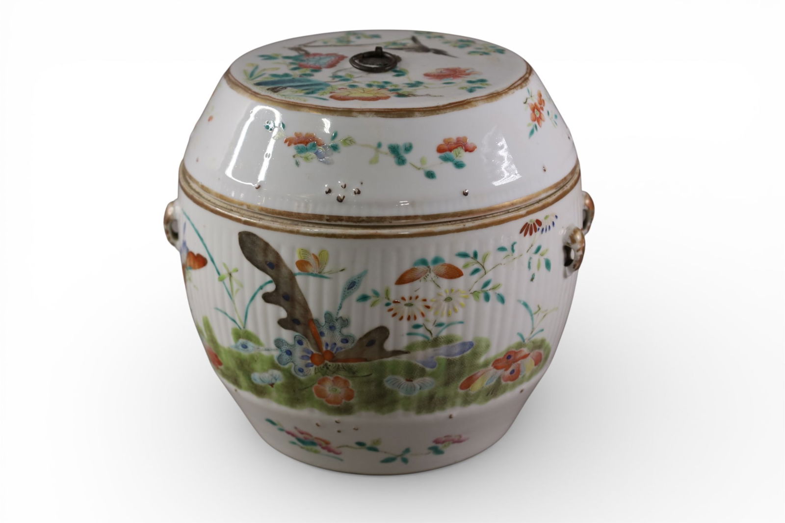 FAMILLE ROSE JAR: CHIENSE PORCELAIN FAMILLE ROSE BARREL FORM JAR, 7" DIAM x 7" H.