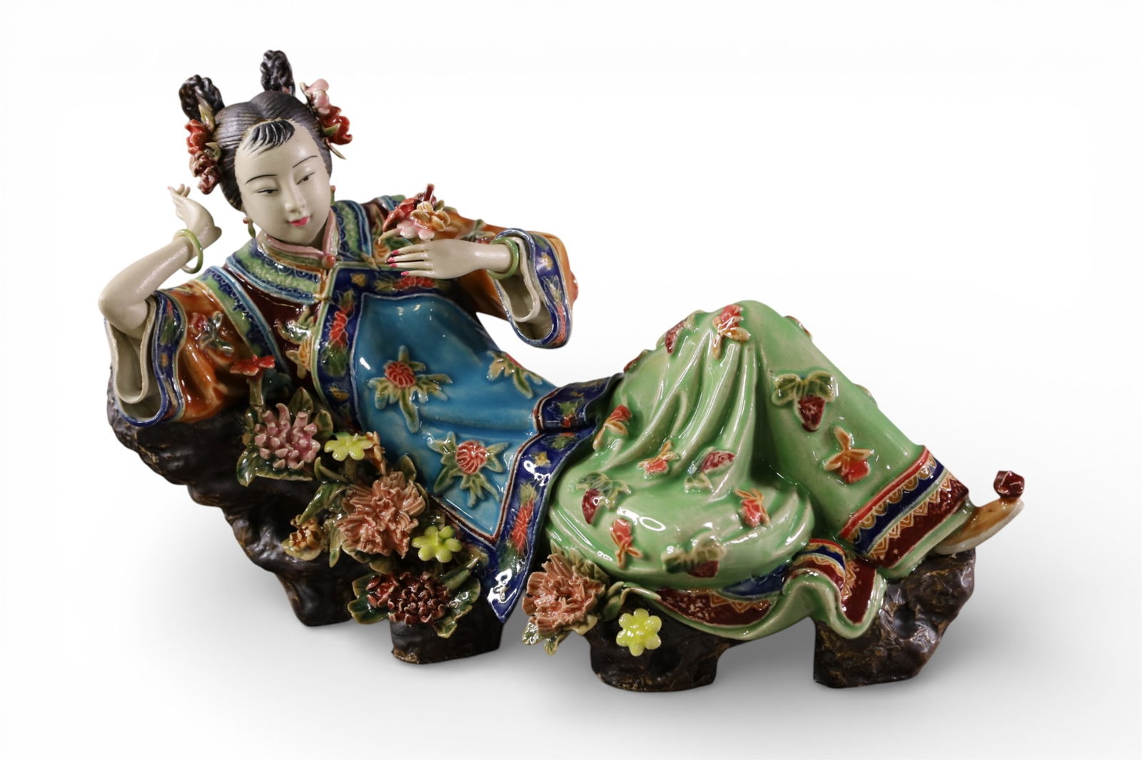 JAPANESE PORCELAIN FIGURE: RECLINING FEMALE FIGURE, JAPANESE PORCELAIN. 10 1/2" L.