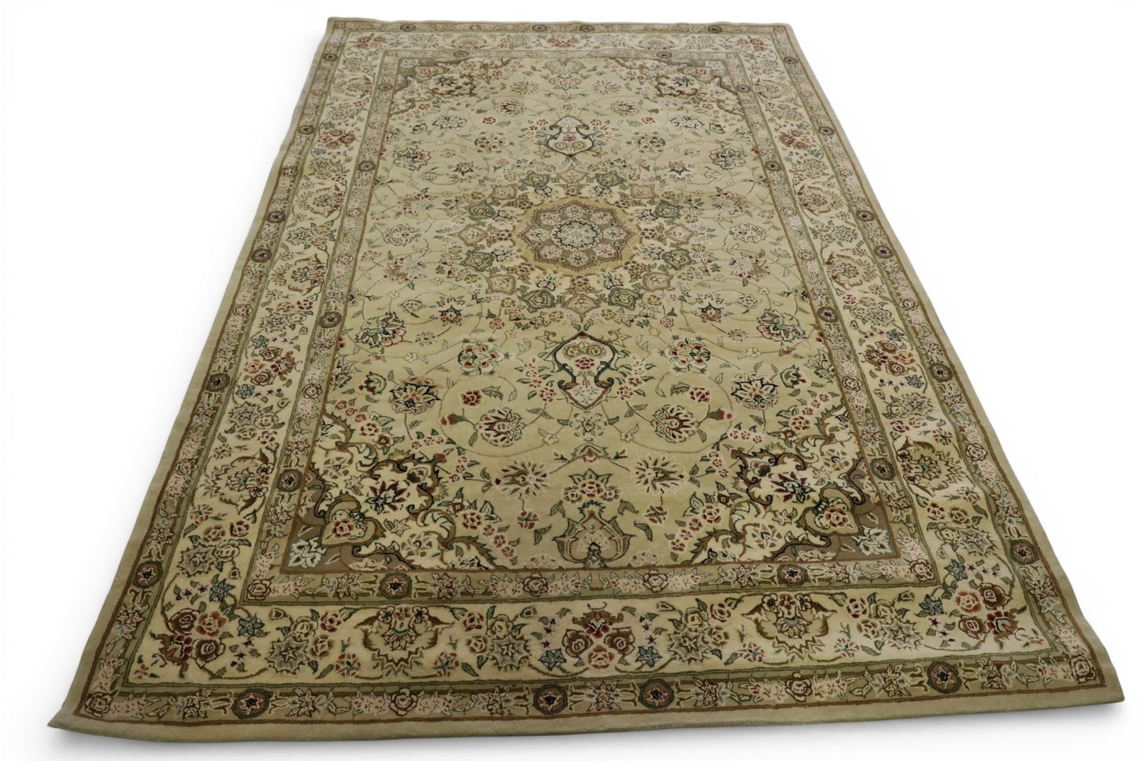 APPROX 8' 7" x 5' 7" WOOL RUG: MACHINE MADE WOOL RUG