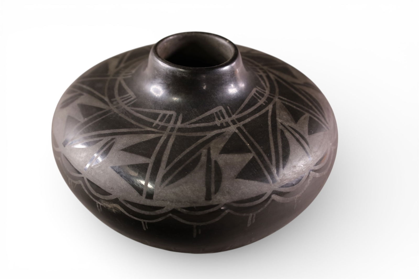 BURDELL BOURDEN BLACKWARE POT: SIGNED BURDELL BOURDEN SANTA CLARA PUEBLO BLACKWARE POT. 8" DIAM x 5" H.