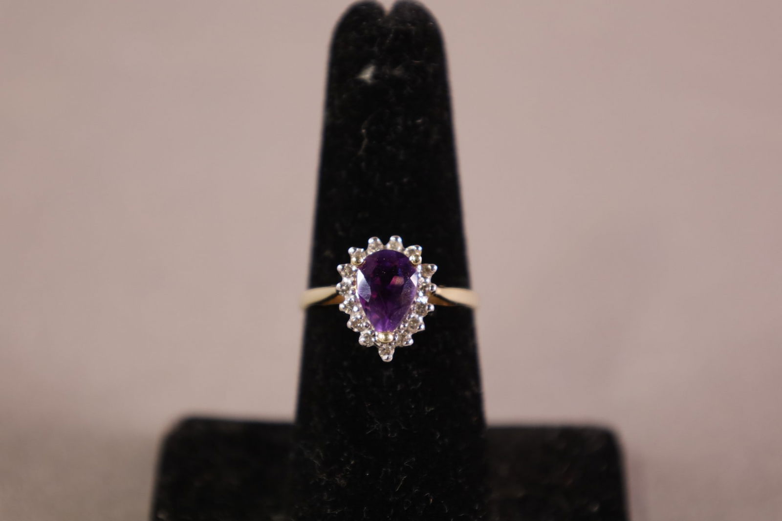 14k GOLD, DIAMOND, & AMETHYST RING: 14K YELLOW GOLD DIAMOND, AMETHSYT RING. SIZE 7. APPROX 4 GRAMS.