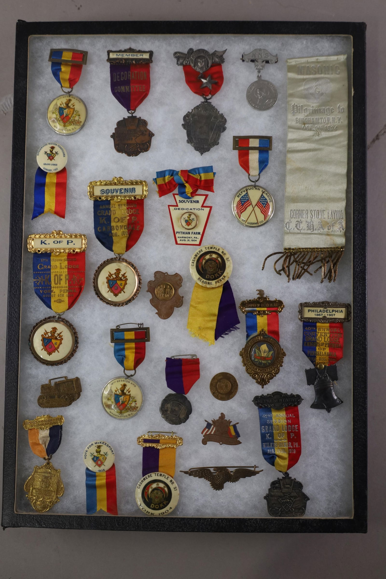 COLLECTION OF MASONIC ITEMS: RIBBONS AND MEDALS, SHOWCASE NOT INCLUDED.