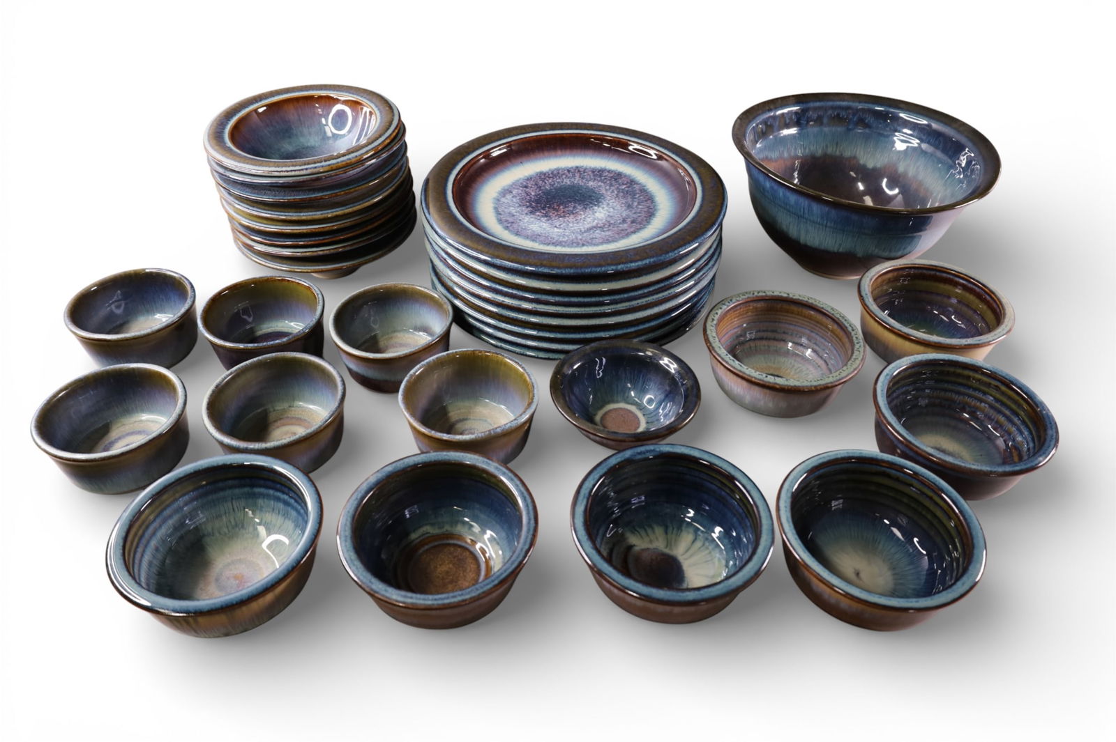 LARGE MCM DISH SET: MISC BILL CAMPBELL MID CENTURY MODERN DISH SET, POTTERY DISH SET, APPROX 30 PCS.