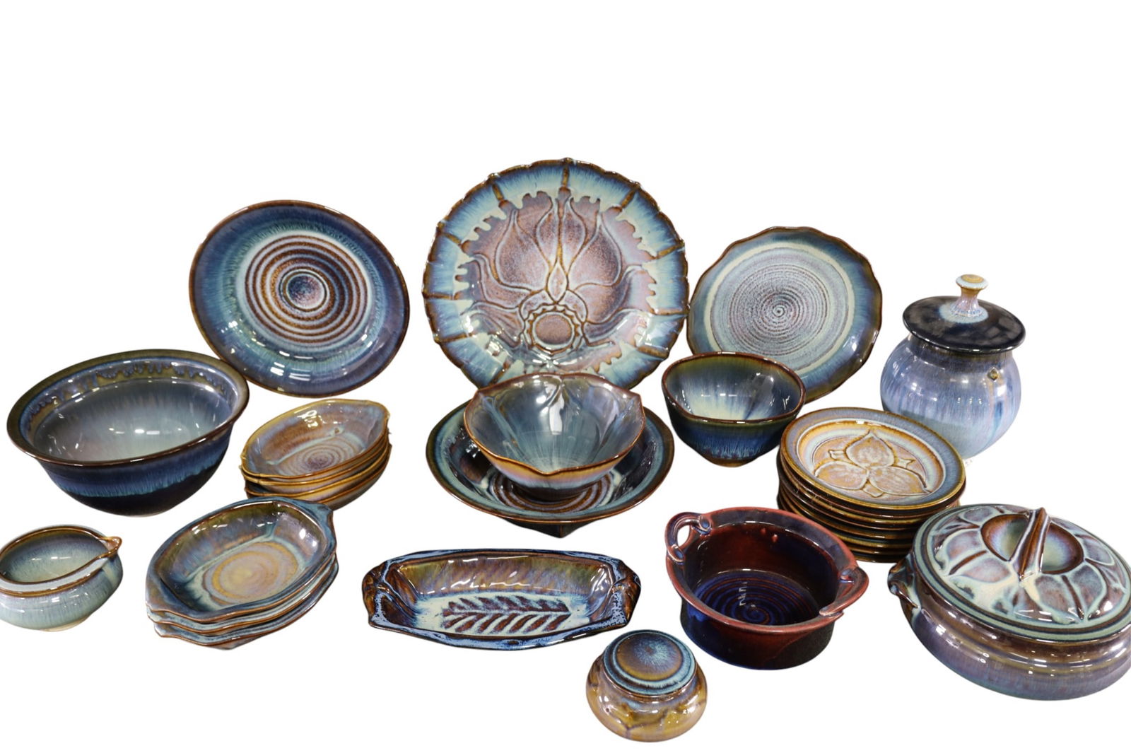25 PCS OF BILL CAMPBELL POTTERY: STUDIO POTTERY BY BILL CAMPBELL, BOWLS, PLATES, TRAYS, AND MORE.
