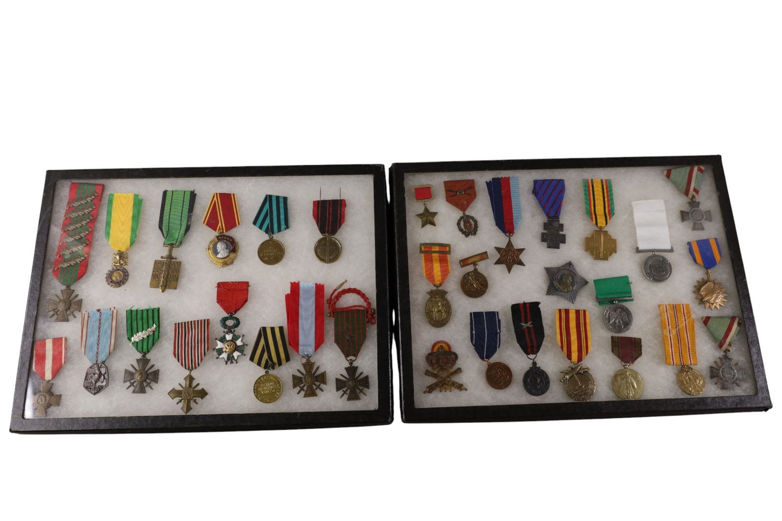 COLLECTION OF MILITARY MEDALS: APPROX 35 US AND FOREIGN MEDALS, SHOWCASE NOT INCLUDED.