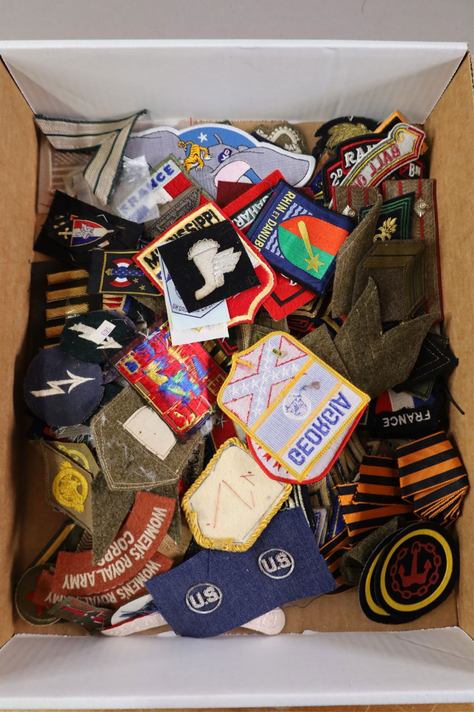 COLLECTION OF MILITARY PATCHES: VARIOUS ASSORTMENT OF MILITARY PATCHES.