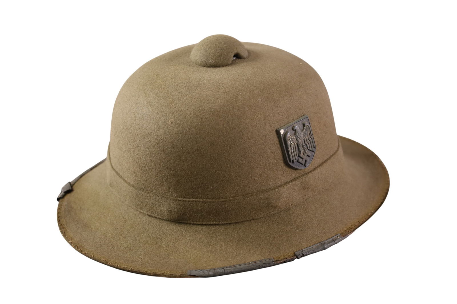 GERMAN WWII PITH HELMET: GERMAN WWII PITH HELMET. FELT. HAS DAMAGE AROUND RIM.
