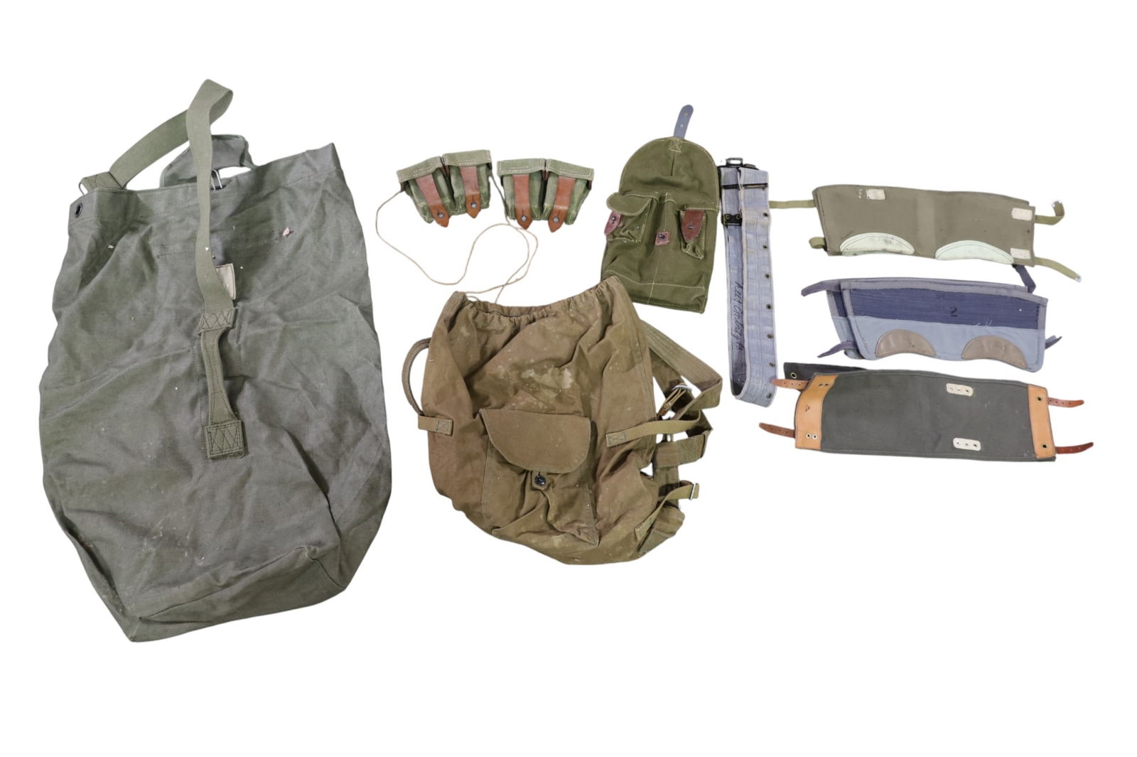 LOT OF MILITARY ITEMS (1 of 5)