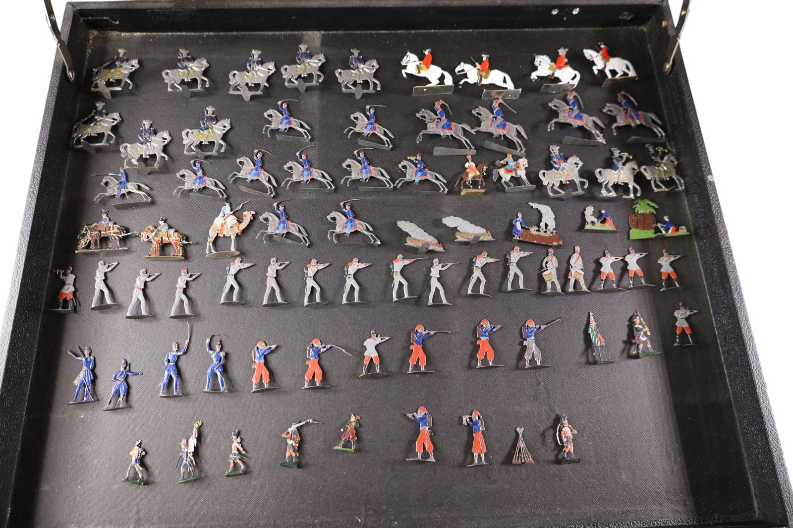 LARGE GROUPING OF LEAD SOLDIERS: LARGE LOT OF FLAT LEAD SOLDIERS, PAINT LOSS & DAMAGE. SHOWCASE NOT INCLUDED.