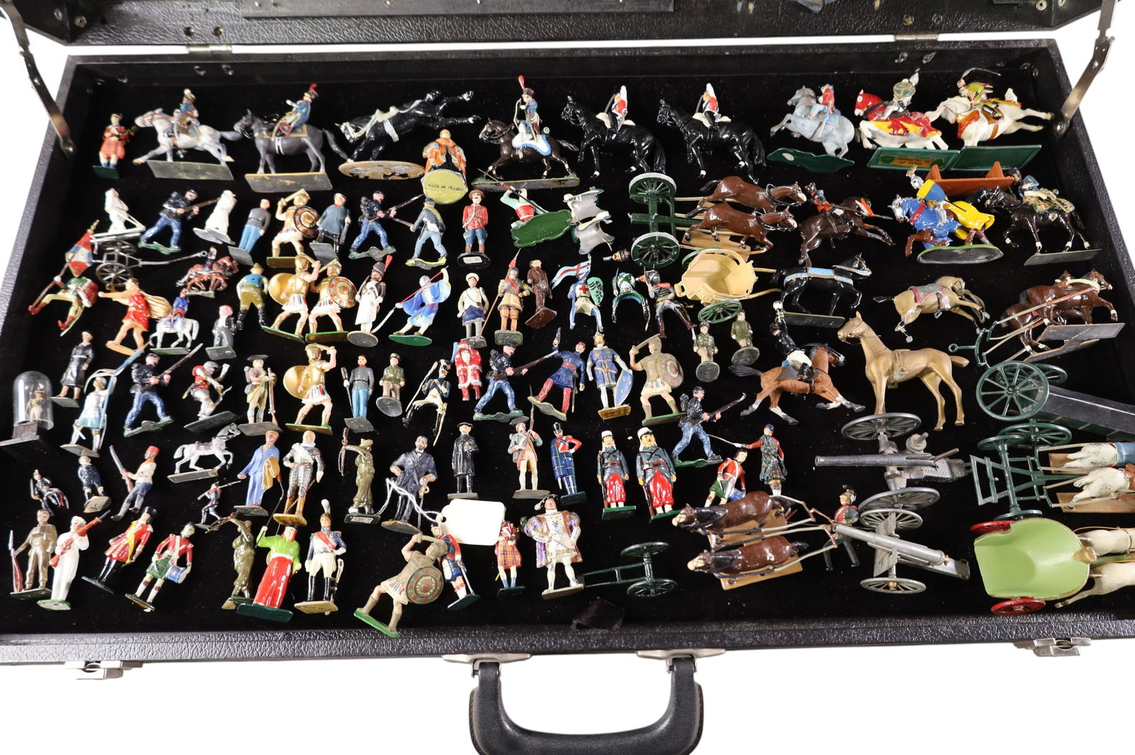 LARGE GROUPING OF LEAD SOLDIERS: LARGE LOT OF LEAD SOLDIERS, PAINT LOSS & DAMAGE. SHOWCASE NOT INCLUDED.