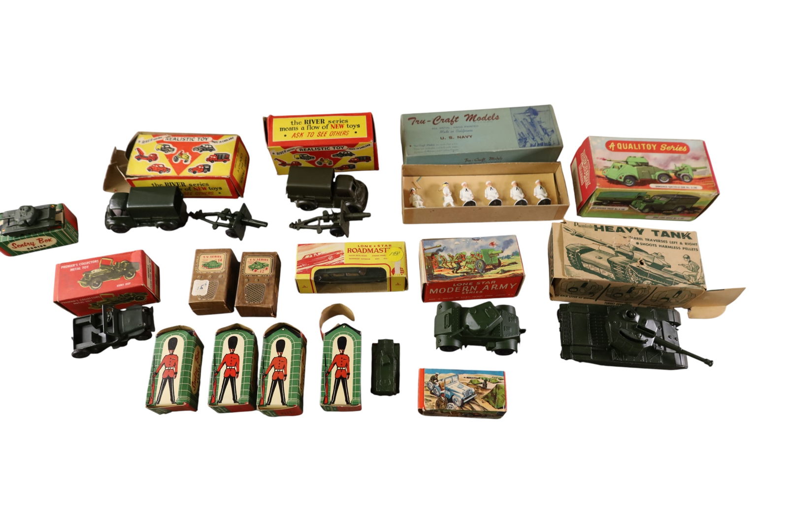 GROUPING OF MILITARY TOYS (1 of 7)