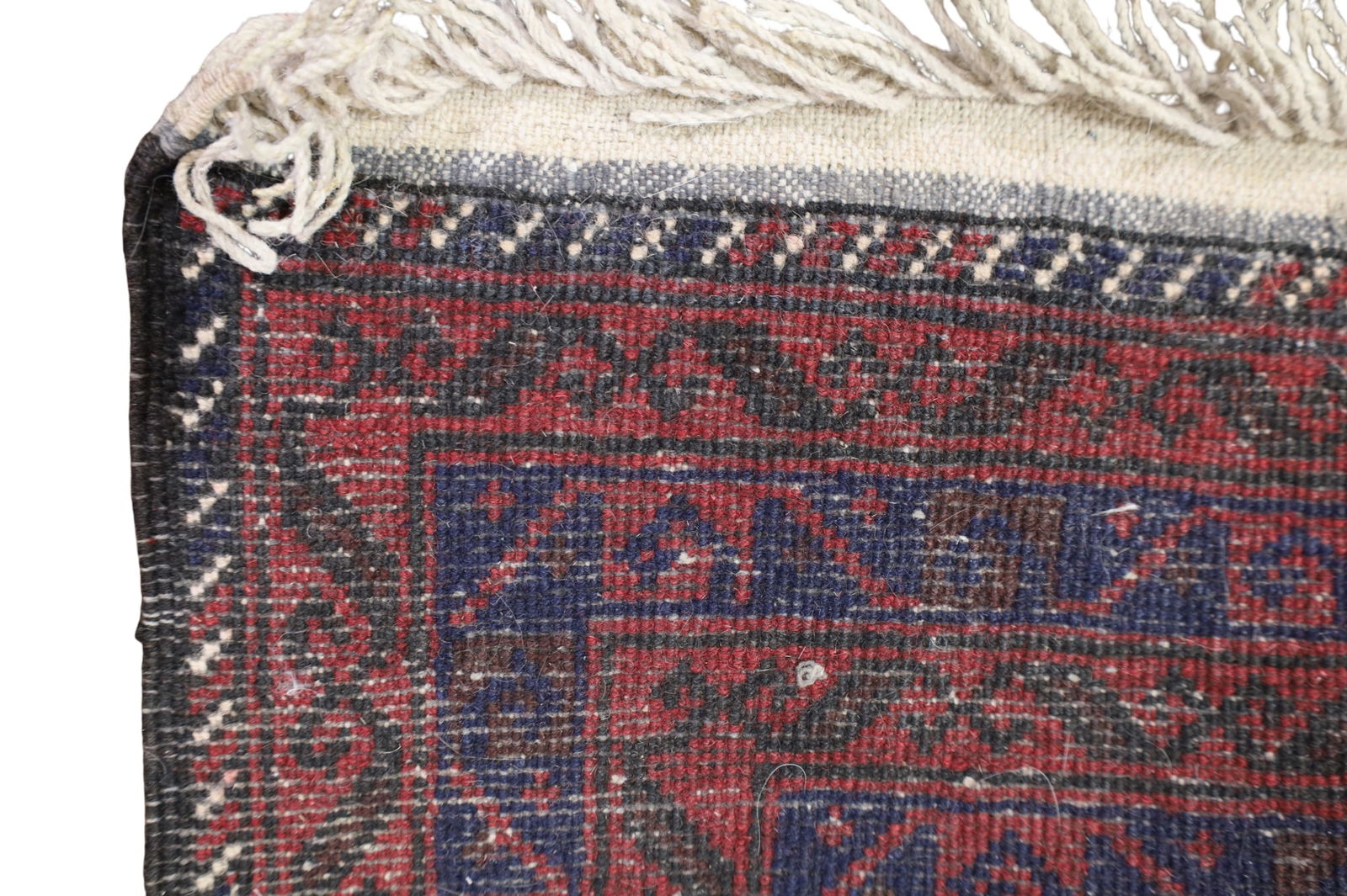 APPROX 4' 4" x 2' 7" HANDMADE WOOL RUG - 2