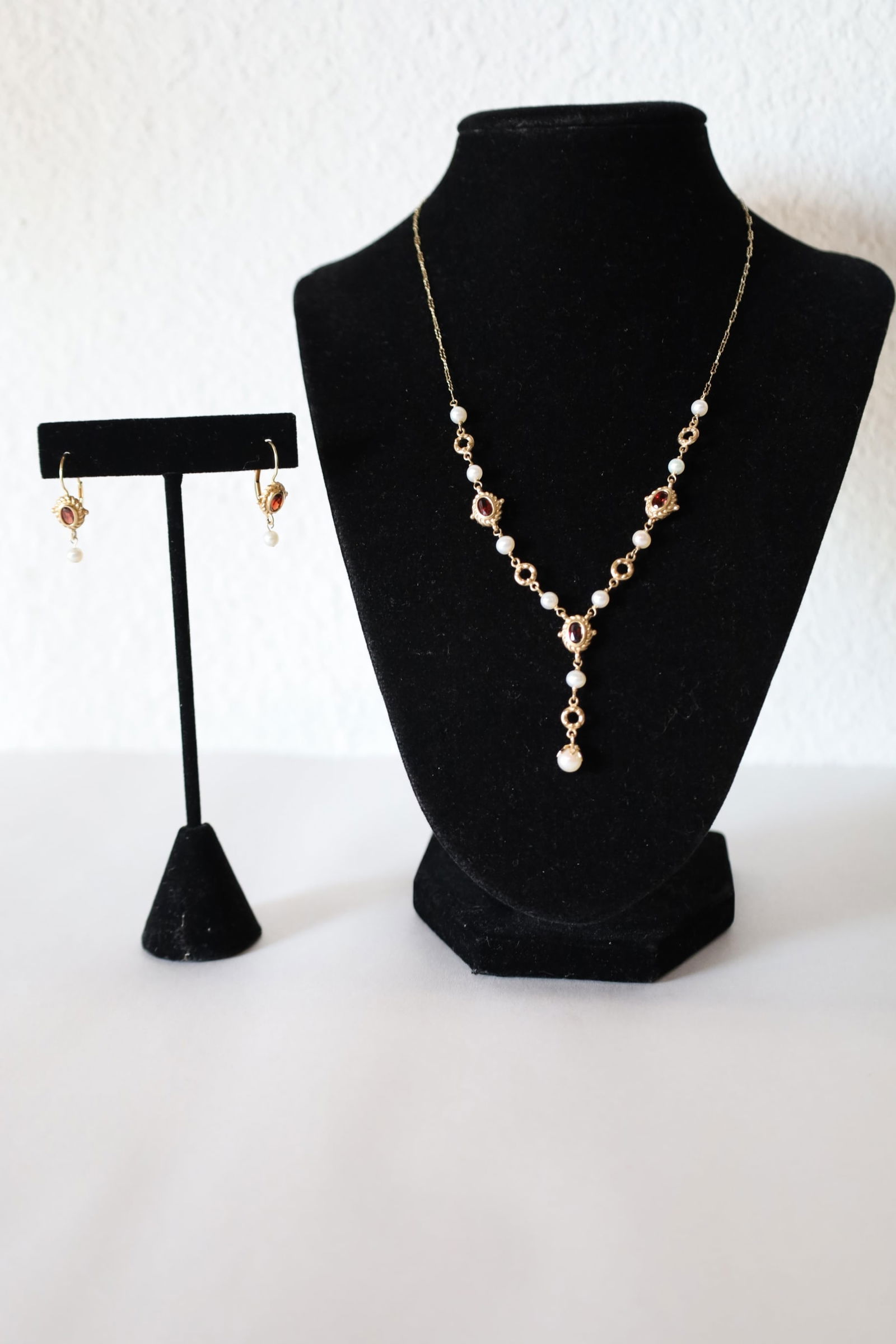 14K GOLD, GARNET & PEARL NECKLACE & EARRINGS: 14K YELLOW GOLD, GARNET & PEARL NECKLACE WITH EARRINGS.