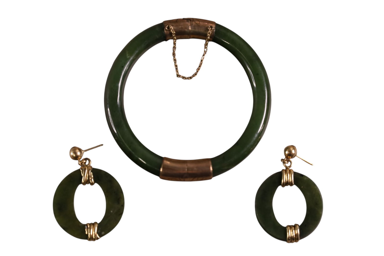 3 PCS OF JADE JEWLERY: BRACELET & PAIR OF EARRINGS. 14K GOLD CLASPS. (TESTED). UNMARKED. MISSING EARRINGS BACKS.