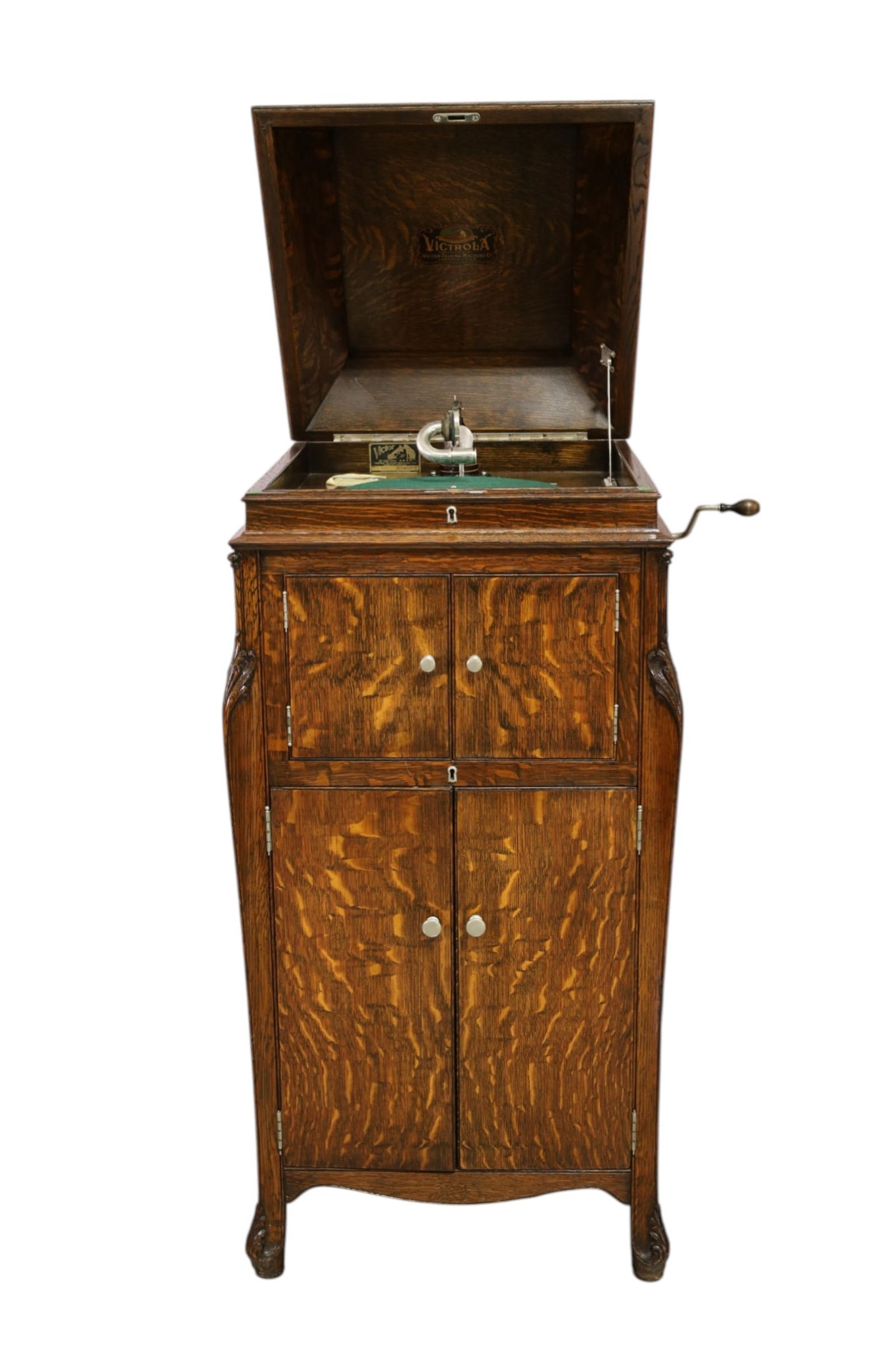 AMERICAN VICTOR OAK VICTROLA (1 of 3)