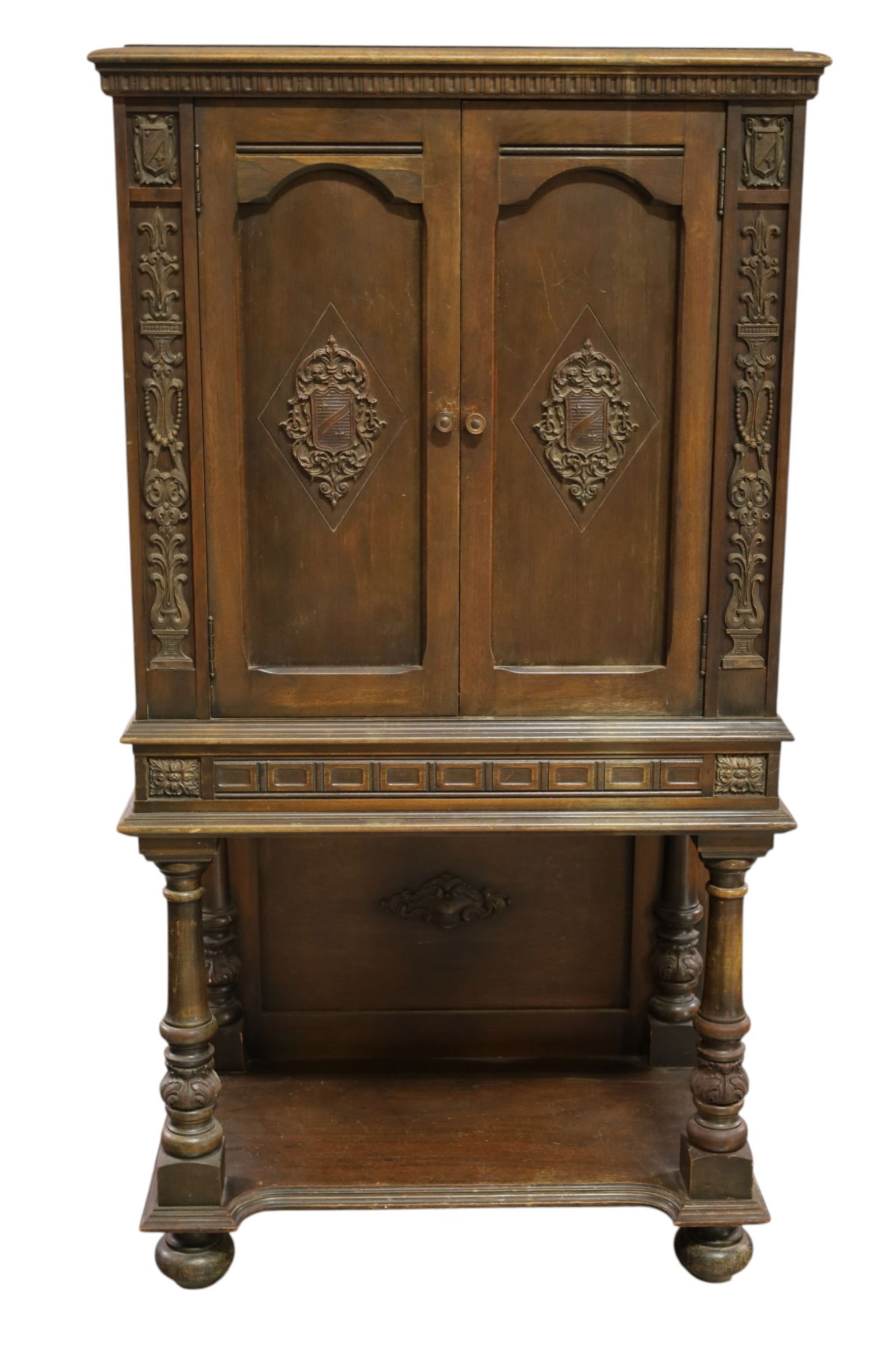 1920'S SPANISH STYLE FLOOR MODEL RADIO: SPARTON FLOOR MODEL RADIO, MODEL 589. WEAR TO FINISH ON CASE. UNKNOWN WORKING ORDER. 27 1/2" W x 17" D x 53" H. THIS ITEM EXCEEDS SIZE LIMITATIONS FOR IN HOUSE SHIPPING, MUST BE PICKED UP IN HOUSE