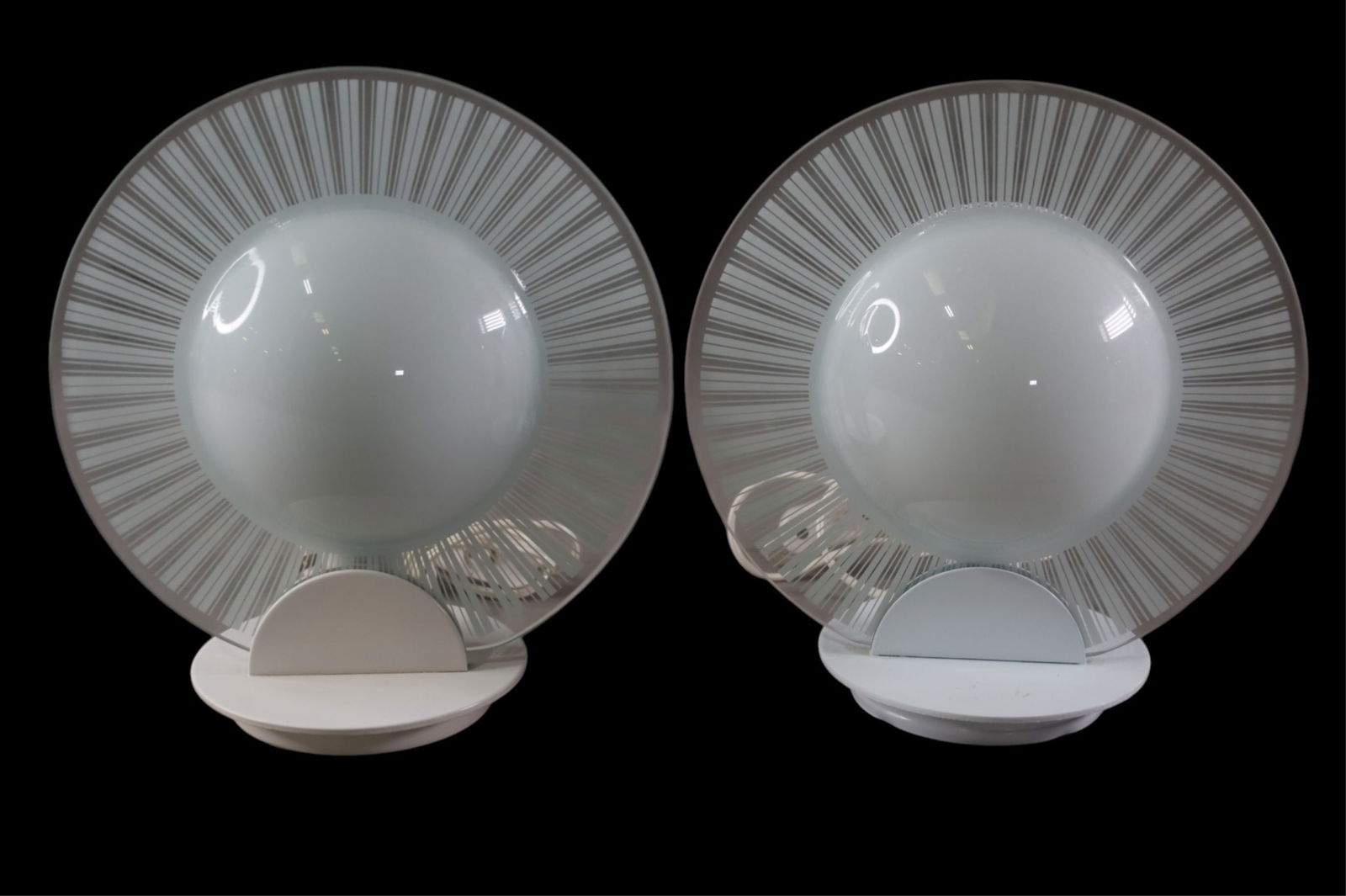 PAIR OF VINTAGE TABLE LAMPS: PAIR OF VINTAGE TABLE LAMPS, SUNBURST GLASS STYLE. 10 1/2" H.