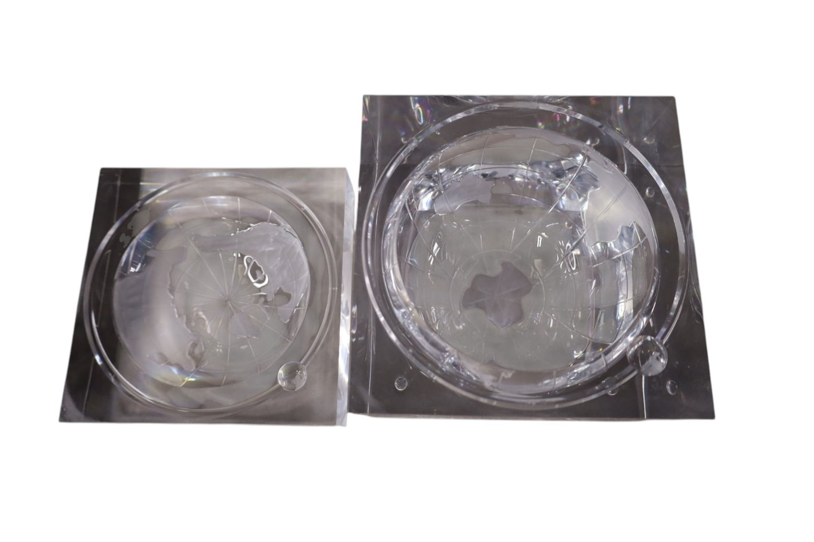 ACRYLIC GLOBE BOX - 3