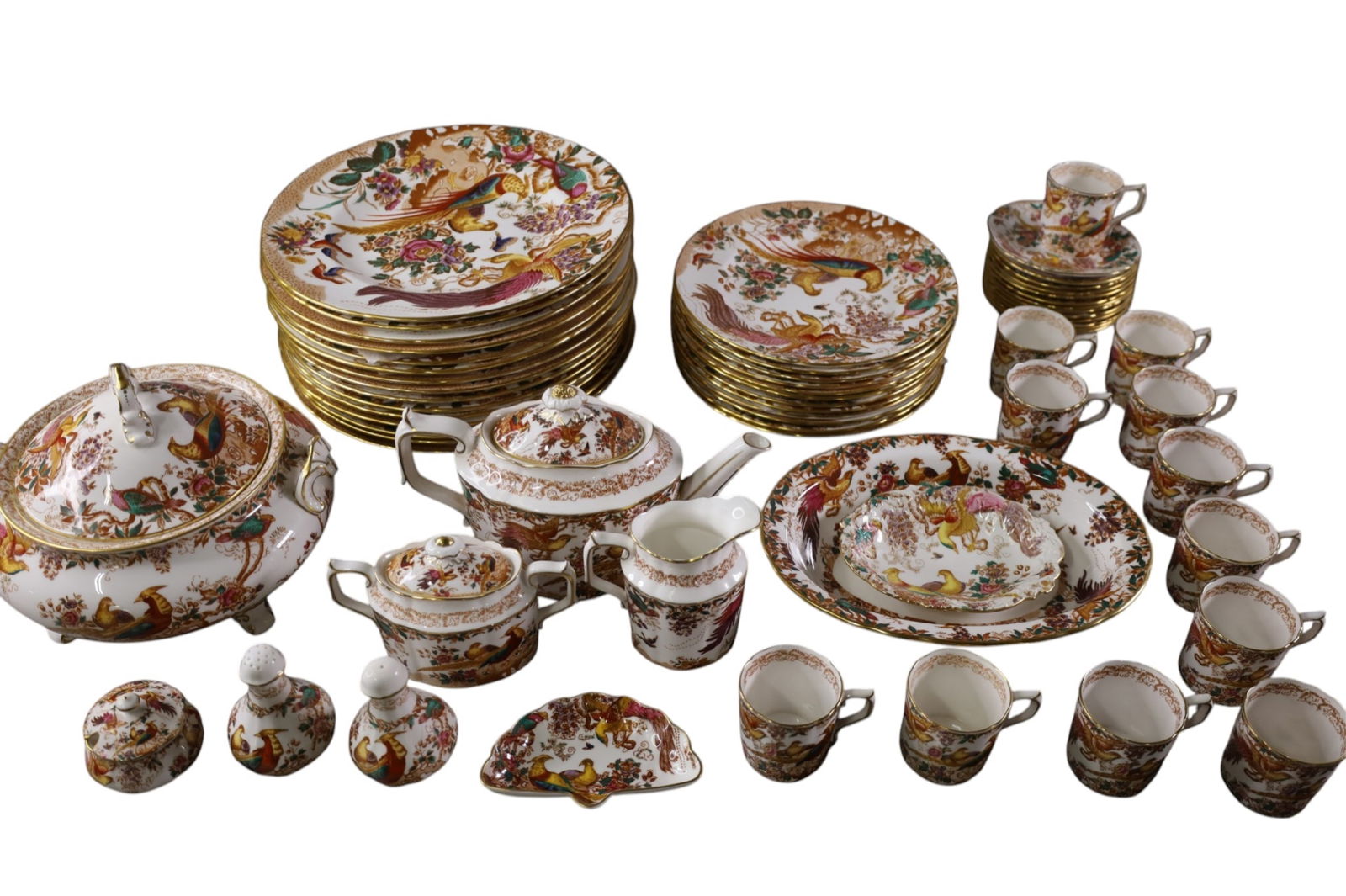 ROYAL CROWN DERBY OLDE AVESBURY DISH SET: 64 PCS OF ROYAL CROWN DERBY OLDE AVESBURY, PLATES, CUSP AND SAUCERS, AND MORE.