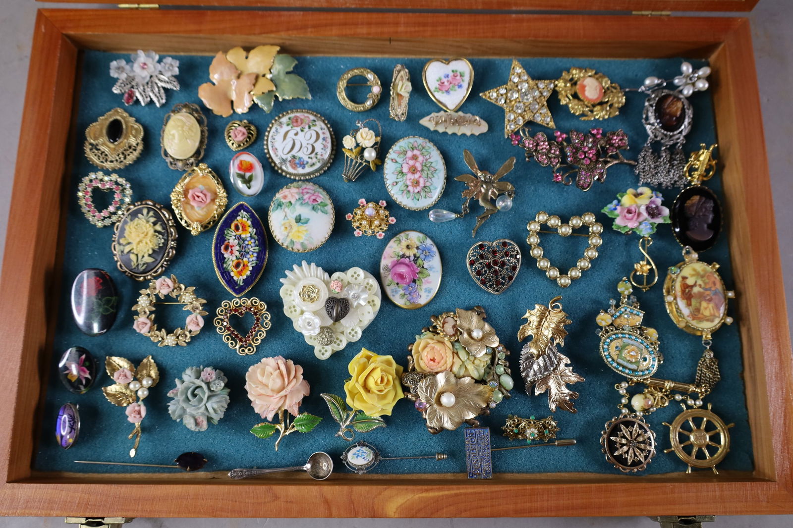 LOT OF COSTUME JEWELRY: 45 PCS OF COSTUME JEWELRY. SHOWCASE NOT INCLUDED.