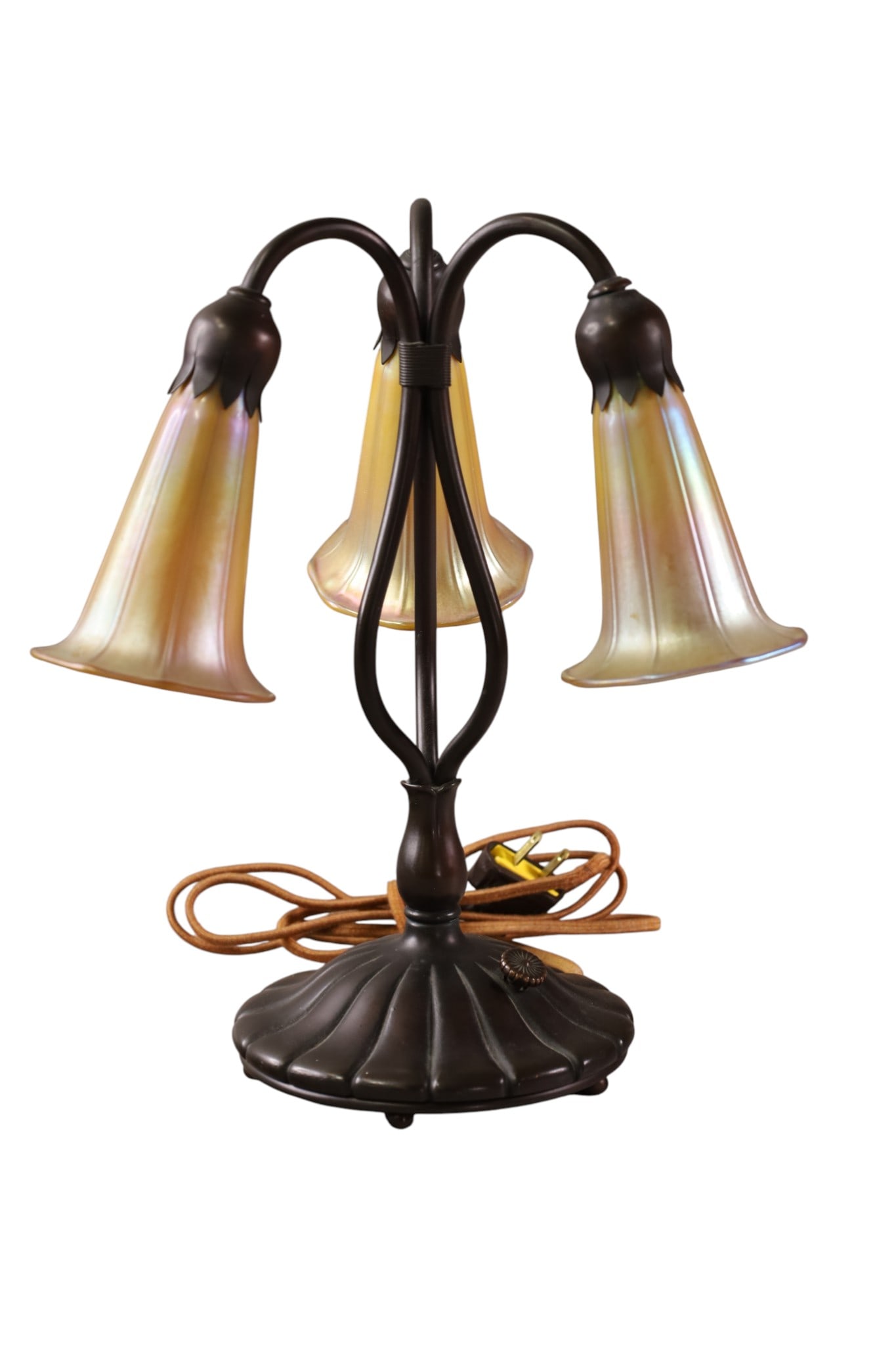 BUFFALO METAL WORKS TULIP LAMP: 3 ARM BUFFALO METAL WORKS TULIP LAMP. No 138. WITH 3 OREINT AND FLUME ART GLASS SHADES. 12" H.