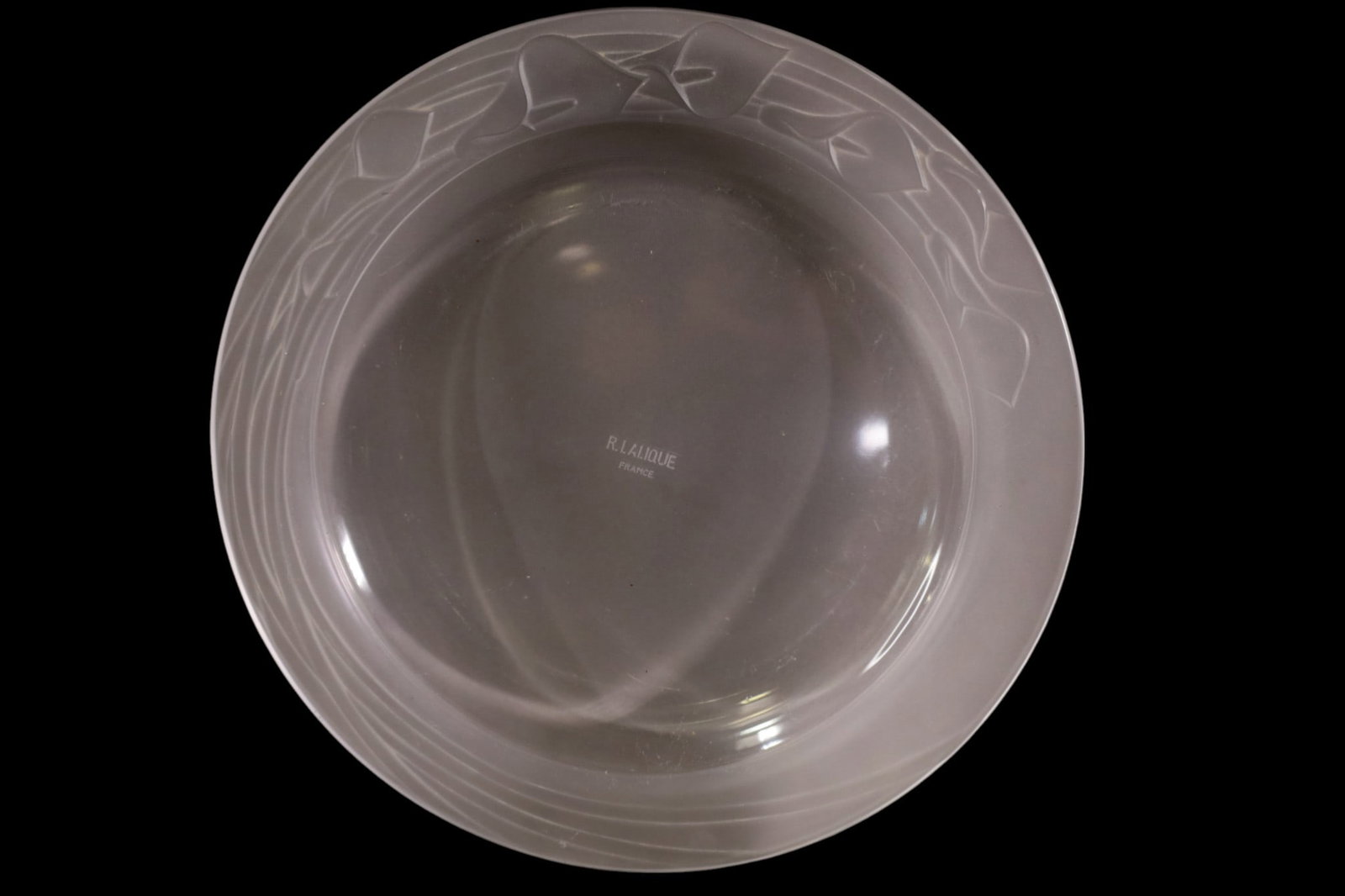 R. LALIQUE PLATTER: SIGNED, R. LALIQUE PLATTER.. 13 3/4" DIAM.