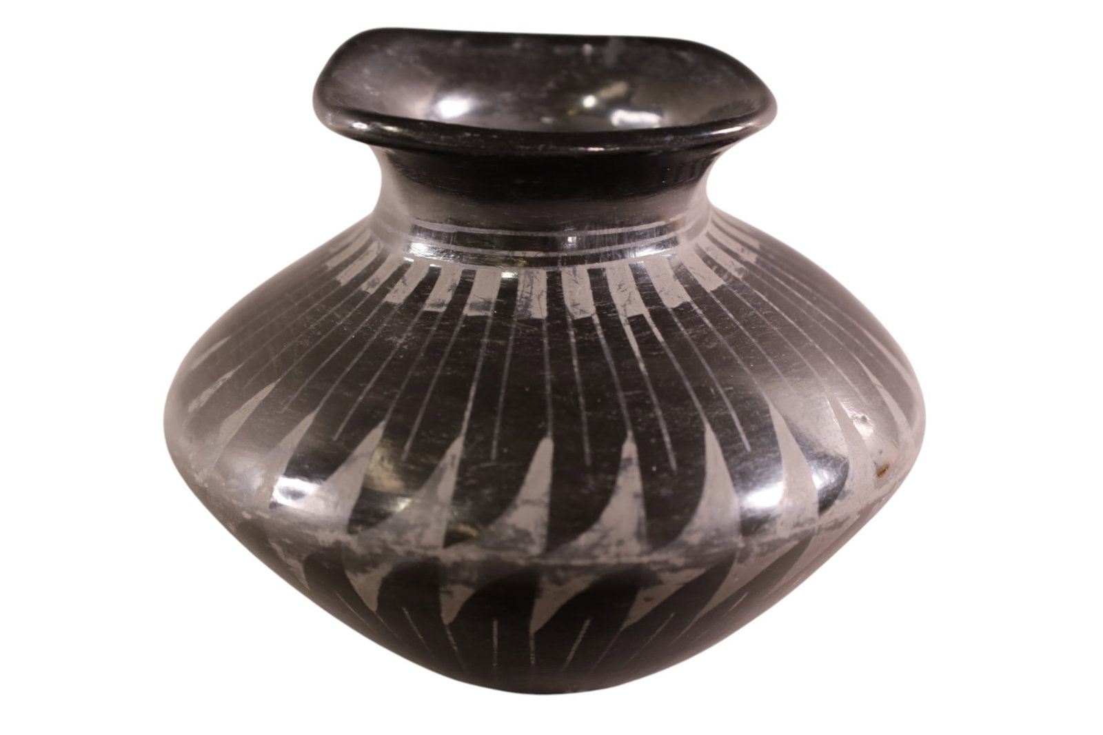 URIEL REYES BLACKWARE POT: NATIVE AMERICAN URIEL REYES BLACKWARE POT. 5 1/2" DIAM.