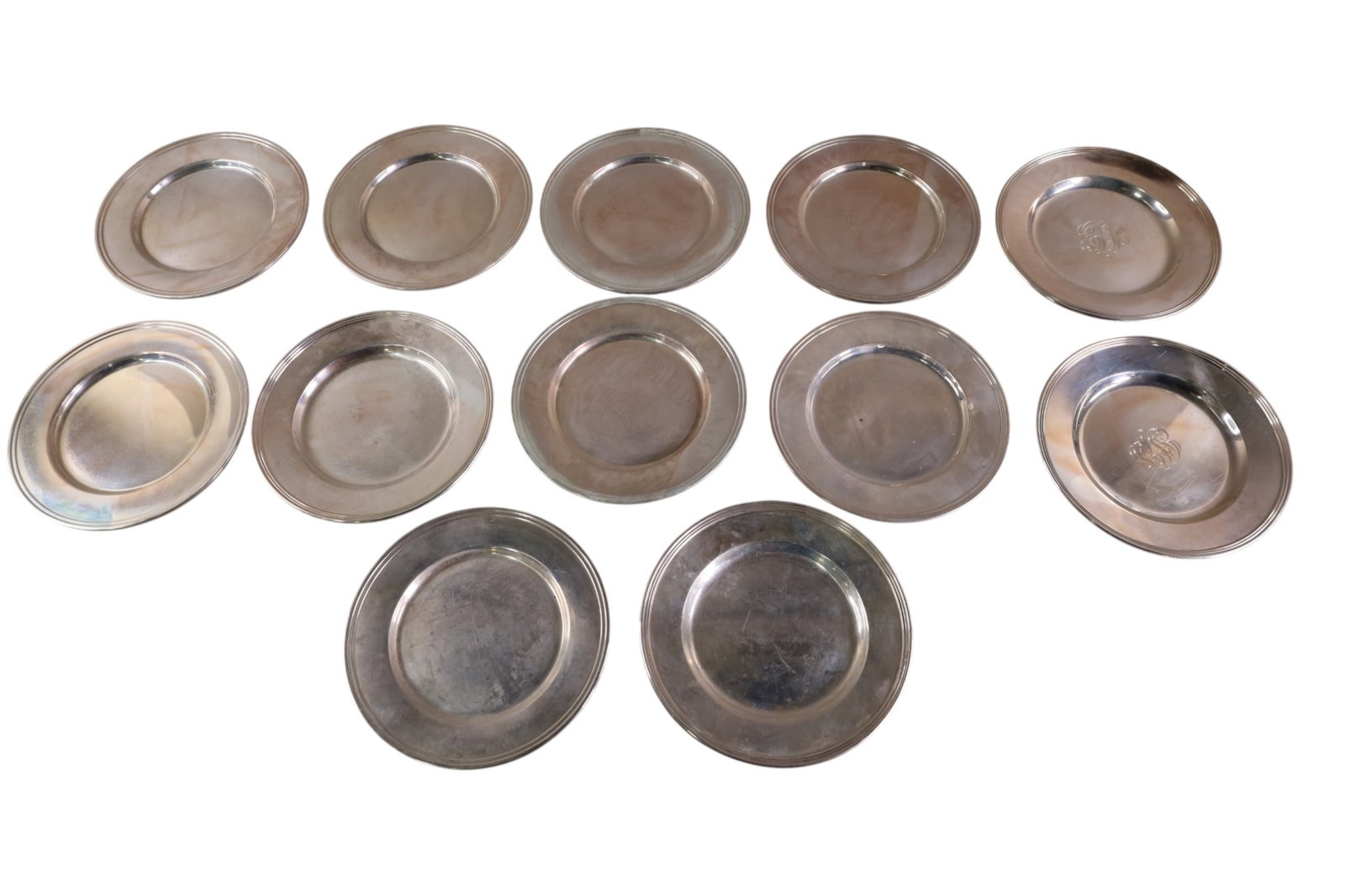 12 STERLING SILVER PLATES: 12 STERLING SILVER PLATES, SOME ARE MONOGRAMED. 6" DIAM, APPROX 920 GRAMS.