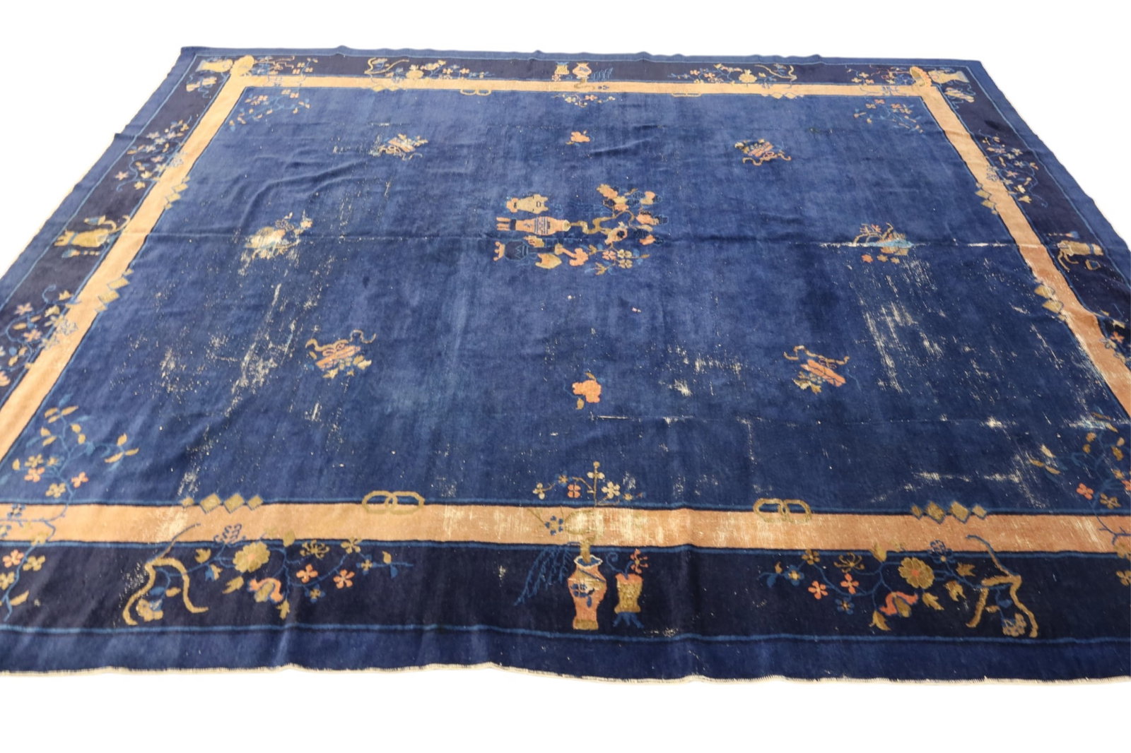 APPROX 11' 4" x 9' 1" HANDMADE WOOL RUG: NICHOLS STYLE CHINESE WOOL RUG, AREAS OF LOW PILE, WEAR THROUGHOUT.