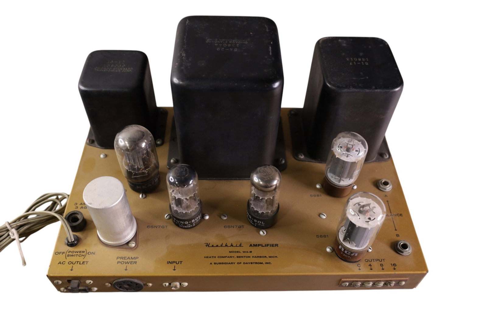 HEAHTKIT AMPLIFIER: HEATHKIT MODEL W4-B AMPL, UNTESTED, UNKNOWN WORKING ORDER. 15" W. THIS ITEM EXCEEDS SIZE LIMITATIONS FOR IN HOUSE SHIPPING, MUST BE PICKED UP IN HOUSE OR SHIPPED VIA 3rd PARTY GROUND SHIPPER.