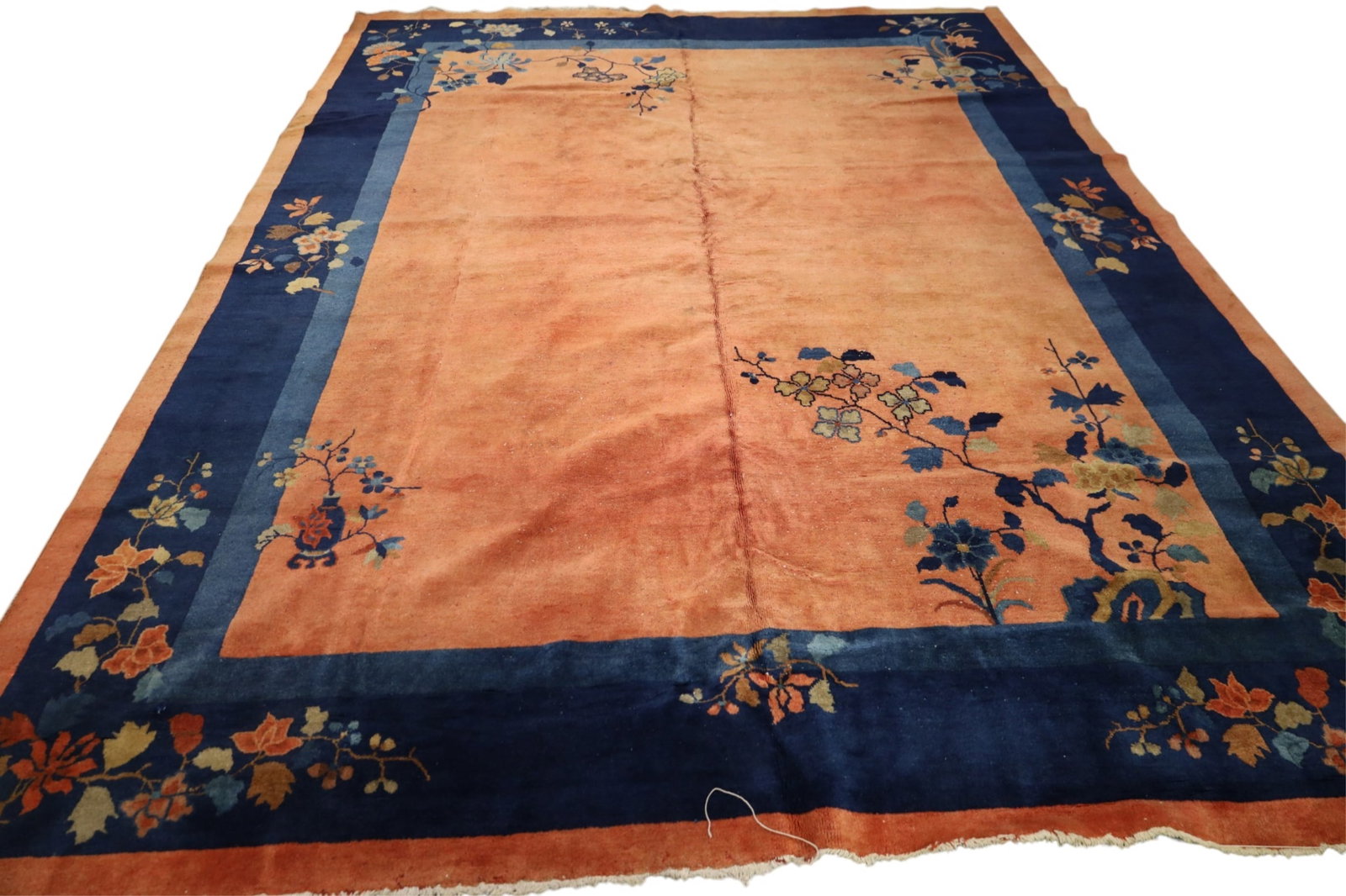 APPROX 9' x 12' HANDMADE WOOL RUG: HANDMADE CHINESE WOOL RUG. AREAS OF LOW PILE, ONE END HAS DAMAGE.