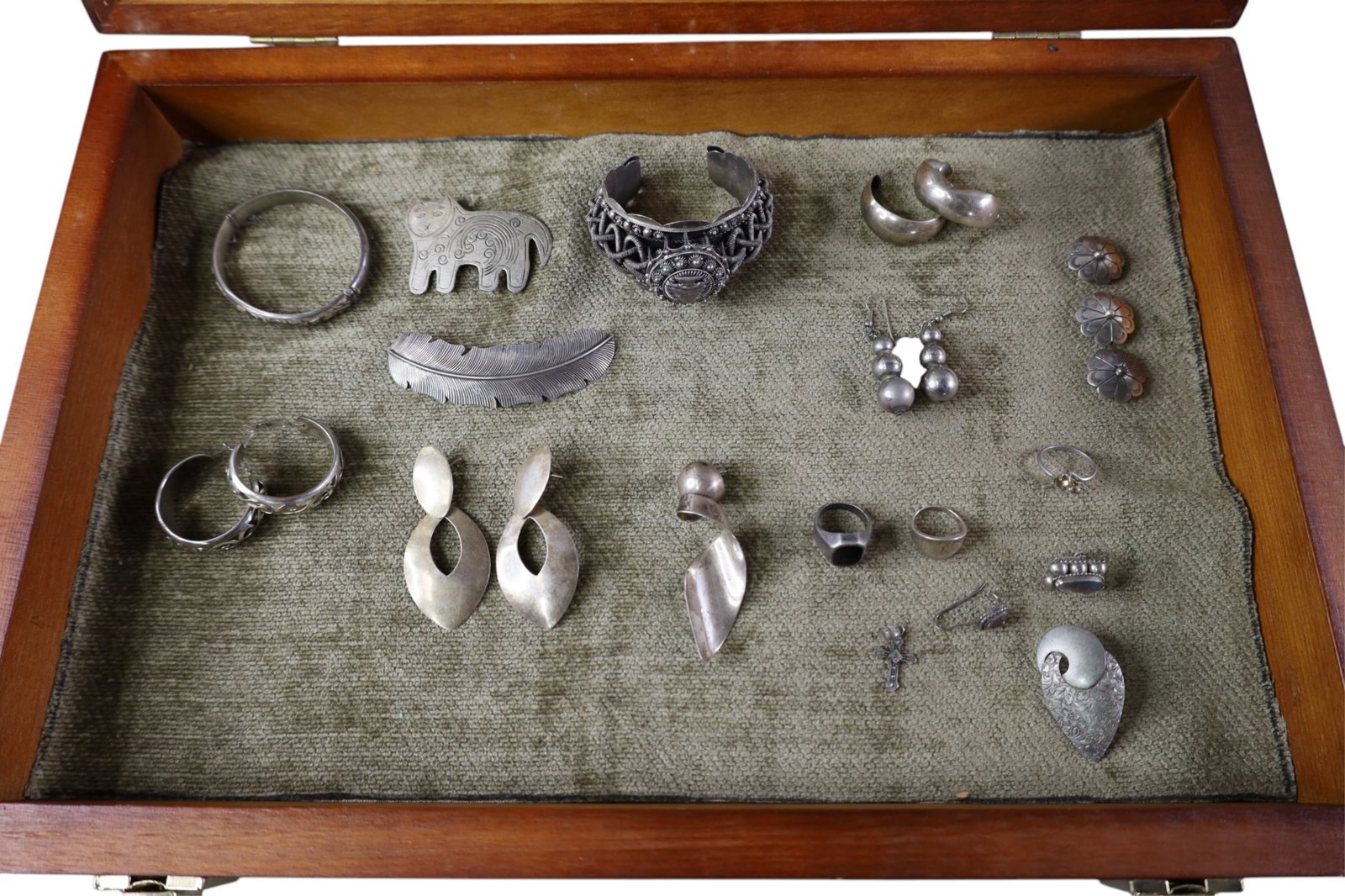 GROUPING OF STERLING JEWELRY: MISC STERLING JEWELRY. SHOWCASE NOT INCLUDED. APPROX 180 GRAMS.