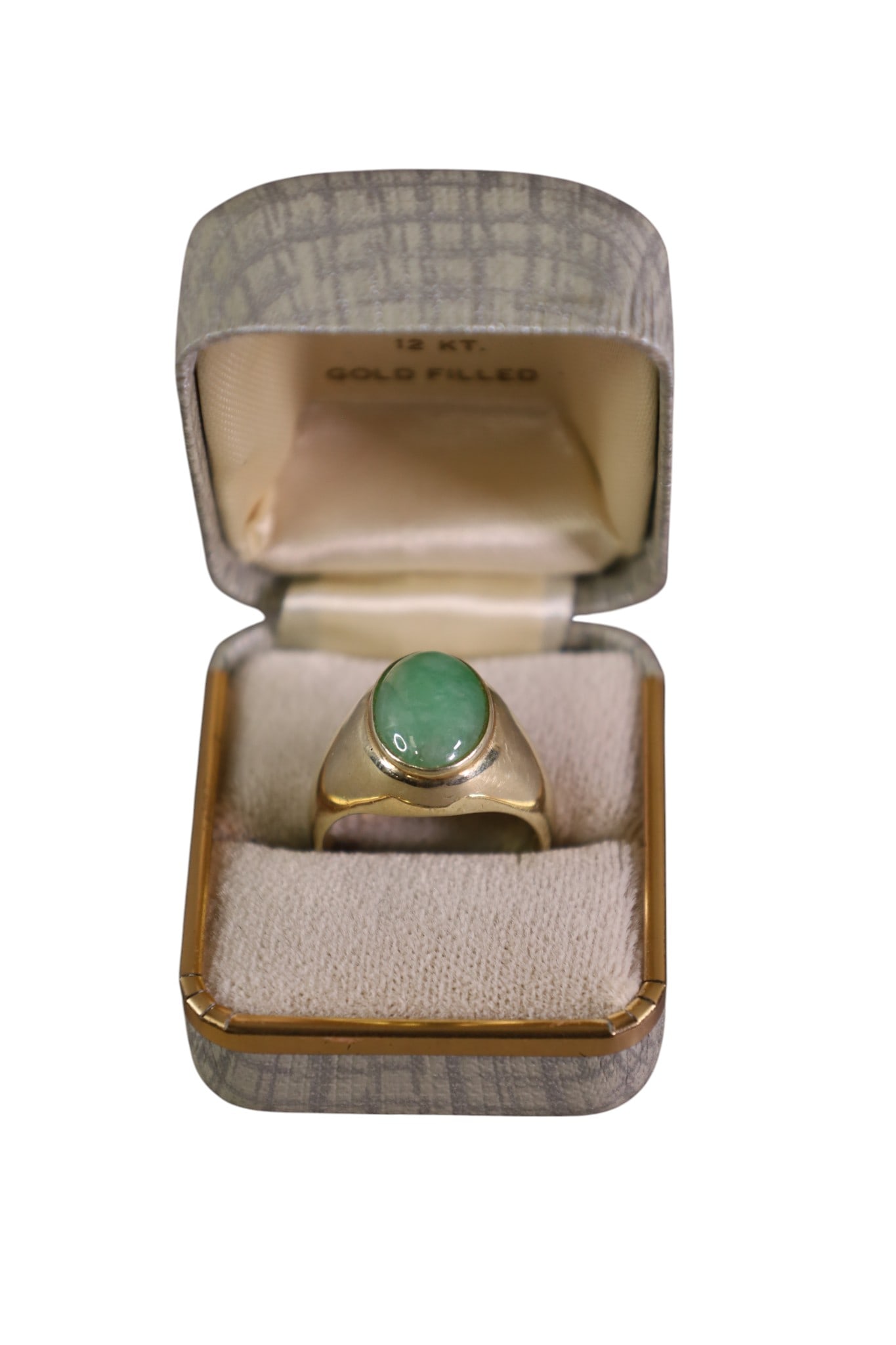 14K GOLD RING W/ GREEN STONE: 14K JADE? GOLD RING, APPROX 7 GRAMS & SIZE 7.5.