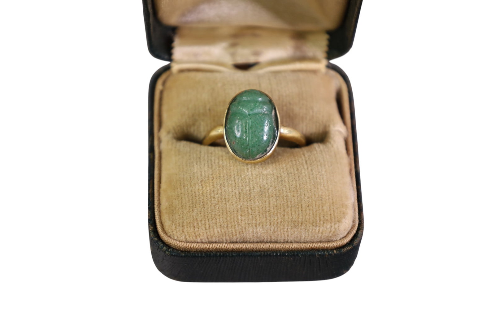14K GOLD & SCARAB STONE RING: 14K GOLD & JADE? SCARAB RING, APPROX 4 GRAMS & SIZE 7.