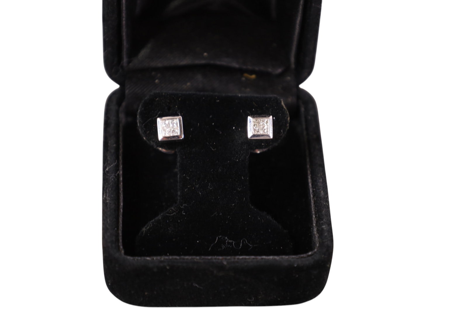 PAIR OF DIAMOND & 14K GOLD EARRINGS: 1CT TOTAL WEIGHT DIAMOND & 14K WHITE GOLD EARRINGS.