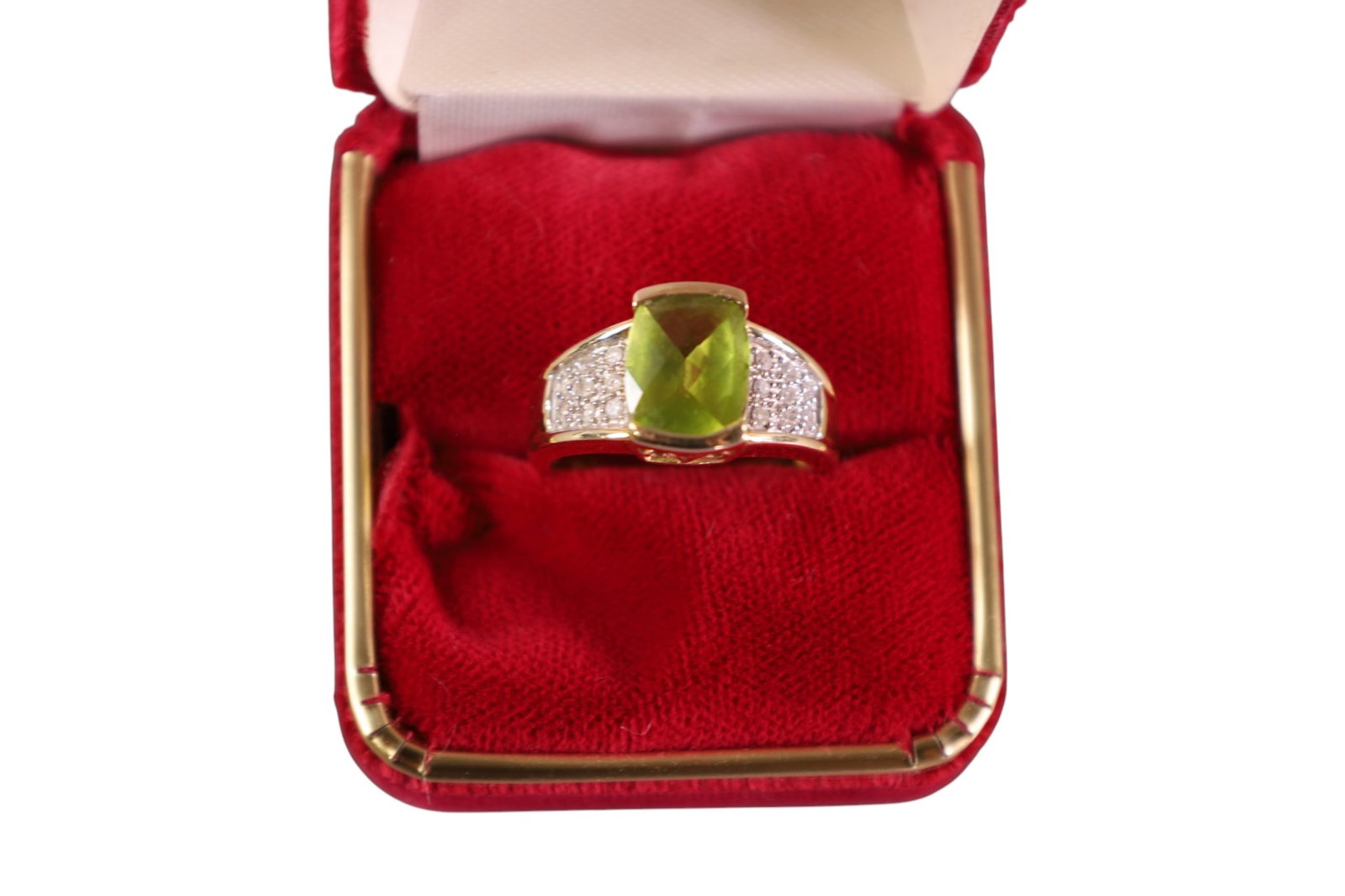 10K GOLD, DIAMOND, & PARIDOT: 10K GOLD, DIAMOND, & PARDIDOT RING. APPROX 4 GRAMS, SIZE 7.